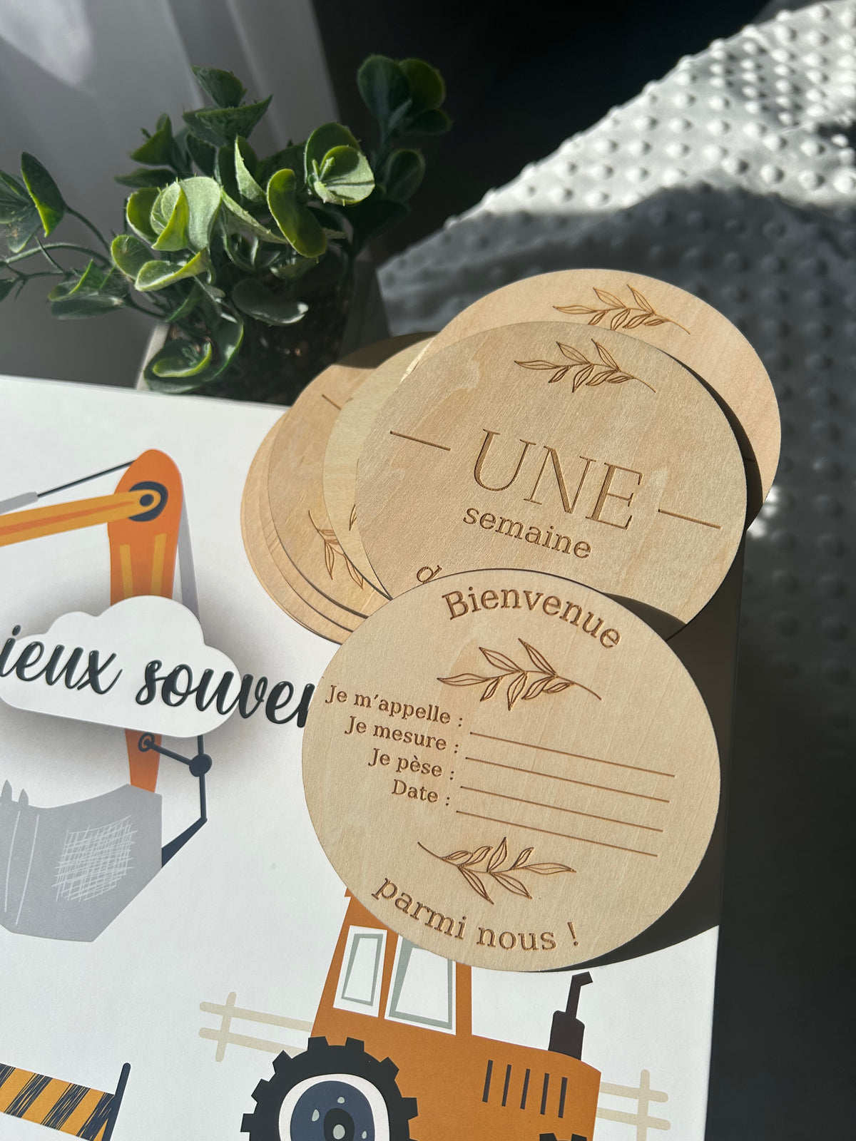 Individual Wooden Disc – “Bienvenue parmi nous” (Welcome to the World)
