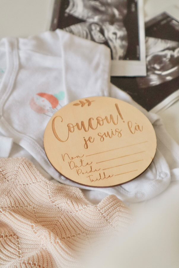 Pastille de bois unitaire - Coucou je suis là